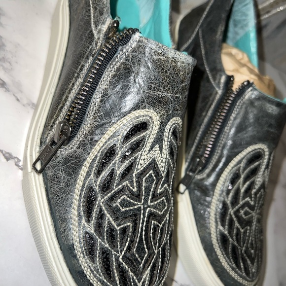 Corral Sneaker Shoes NWT. Sz 7.5 Grey Cross/Wings - Picture 9 of 14